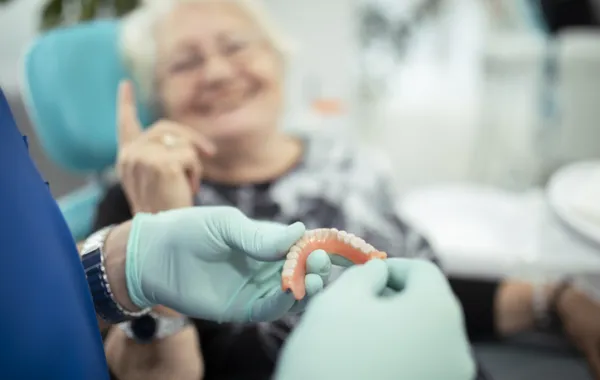 Foto de señora mayor en una consulta de un odontologo