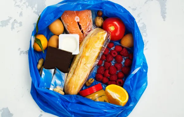 Foto de una bolsa llena de varios alimentos