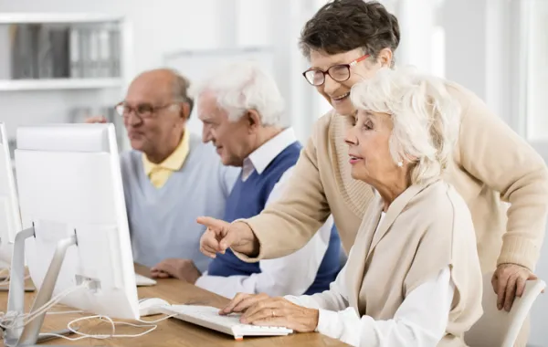 Foto de varias personas mayores aprendiendo a manejar un ordenador