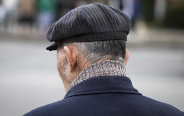 Foto de la espalda de un señor mayor con gorra