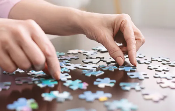 Foto de una persona haciendo un puzzle