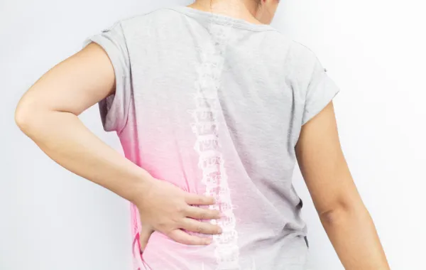 Foto de una persona por la espalda en la que se ve la forma de la medula espinal