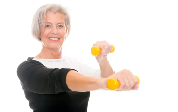 Foto de una mujer mayor haciendo ejercicio de brazos con unas pesas pequeñas