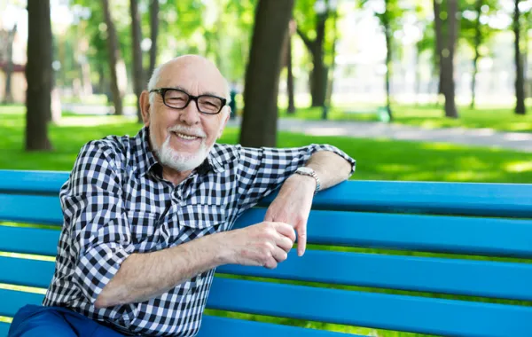 Foto de un señor adulto sentado en un parque