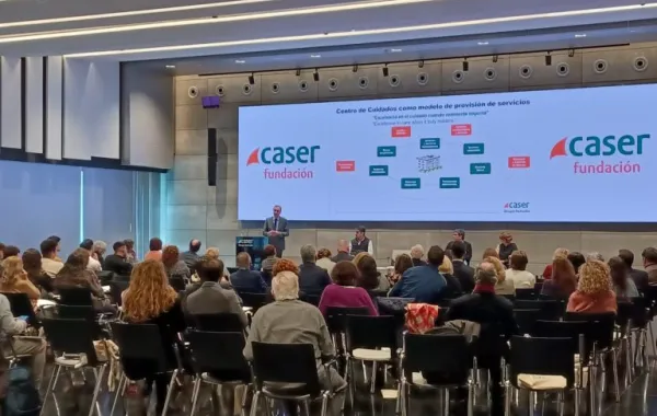 Presentación de una diapositiva sobre Centro de Cuidados como modelo durante la charla de la Jornada cietífica sobre Sistemas de Dependencia de Fundación Caser