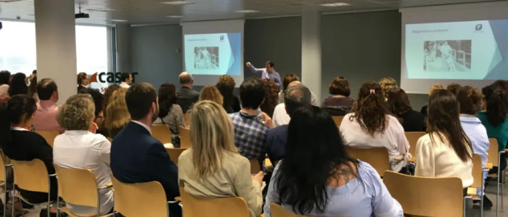 Foto de Alvaro dando una charla en un sala llena de personas