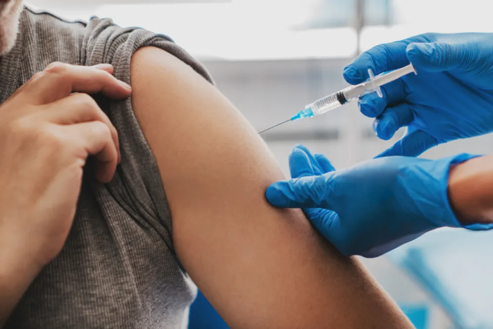 Foto del brazo de una persona que está recibiendo una vacuna