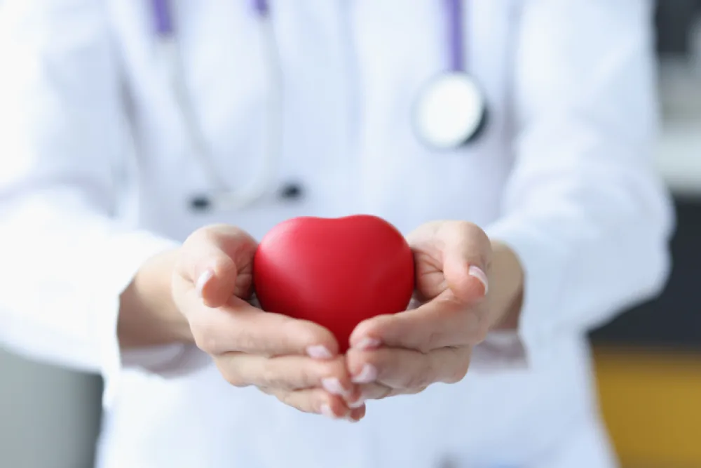 Foto de un medico que sostiene en sus manos un corazón hecho con espuma