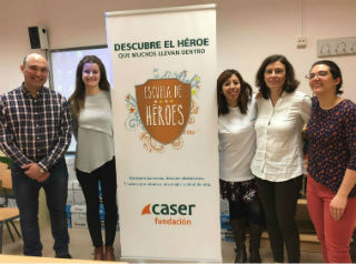 Foto con profesores, monitores, voluntarios y equipo de Fundación Caser