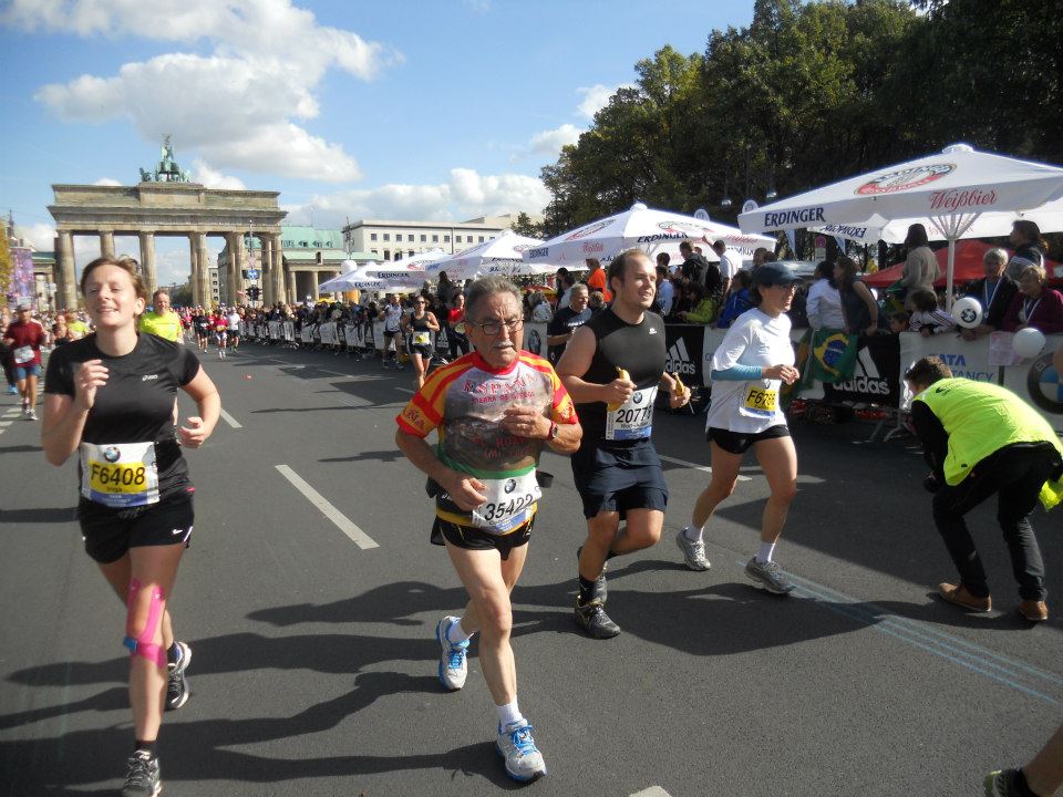 Constantino corriendo en el maratón de Berlín