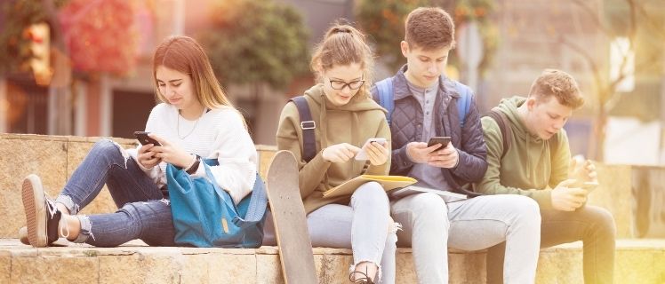 Los efectos negativos de las redes sociales en adolescentes jovenes o adolescentes