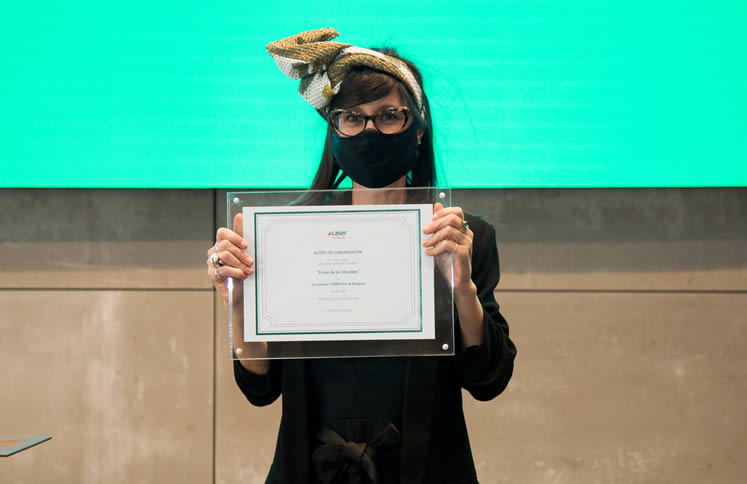 Fotografía de mujer con mascarilla sosteniendo un diploma
