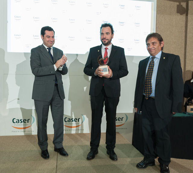Alberto Muñoz Oliva y Alfredo Malibrán reciben de José Manuel Moreno el premio Comunicación y Dependencia por el programa Escúchame!, que se emite en Canal Extremadura