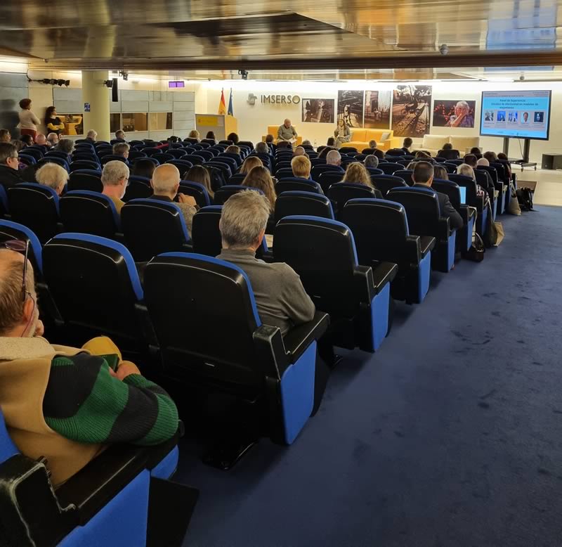 Fotografía del público en una de las charlas del encuentro sobre sostenibilidad de los cuidadores de larga duración