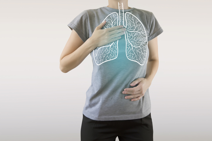 Foto de una persona corriendo y la imagen de un pulmón en superposición