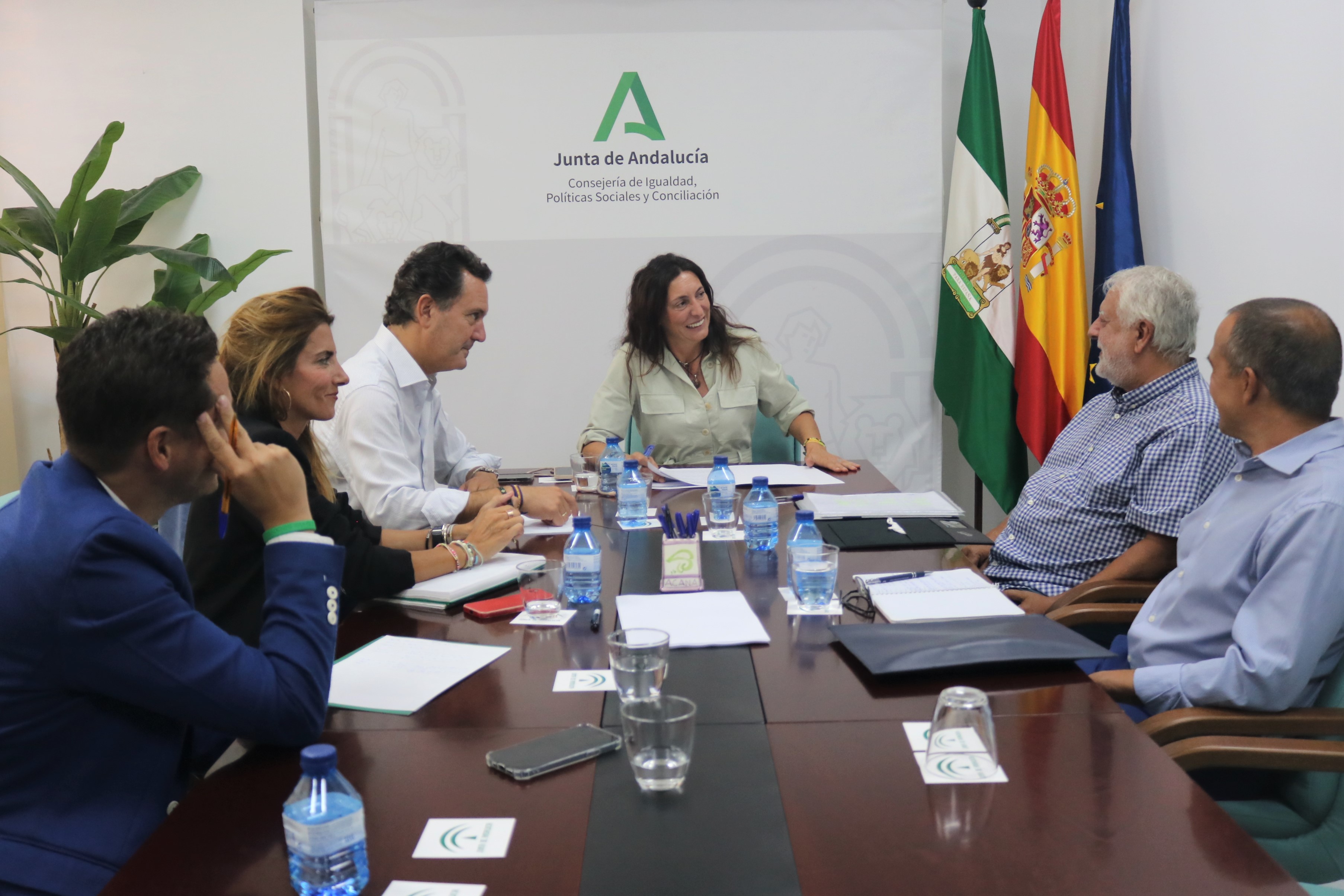 Foto de una reunion de la junta de andalucia consejeria de inclusion social