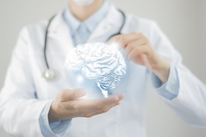 Foto de un medico con una imagen de un cerebro