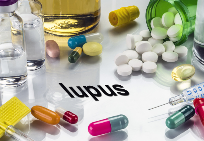 Foto de una mesa llena de medicinas, pastillas y pildoras para tratamiento medico