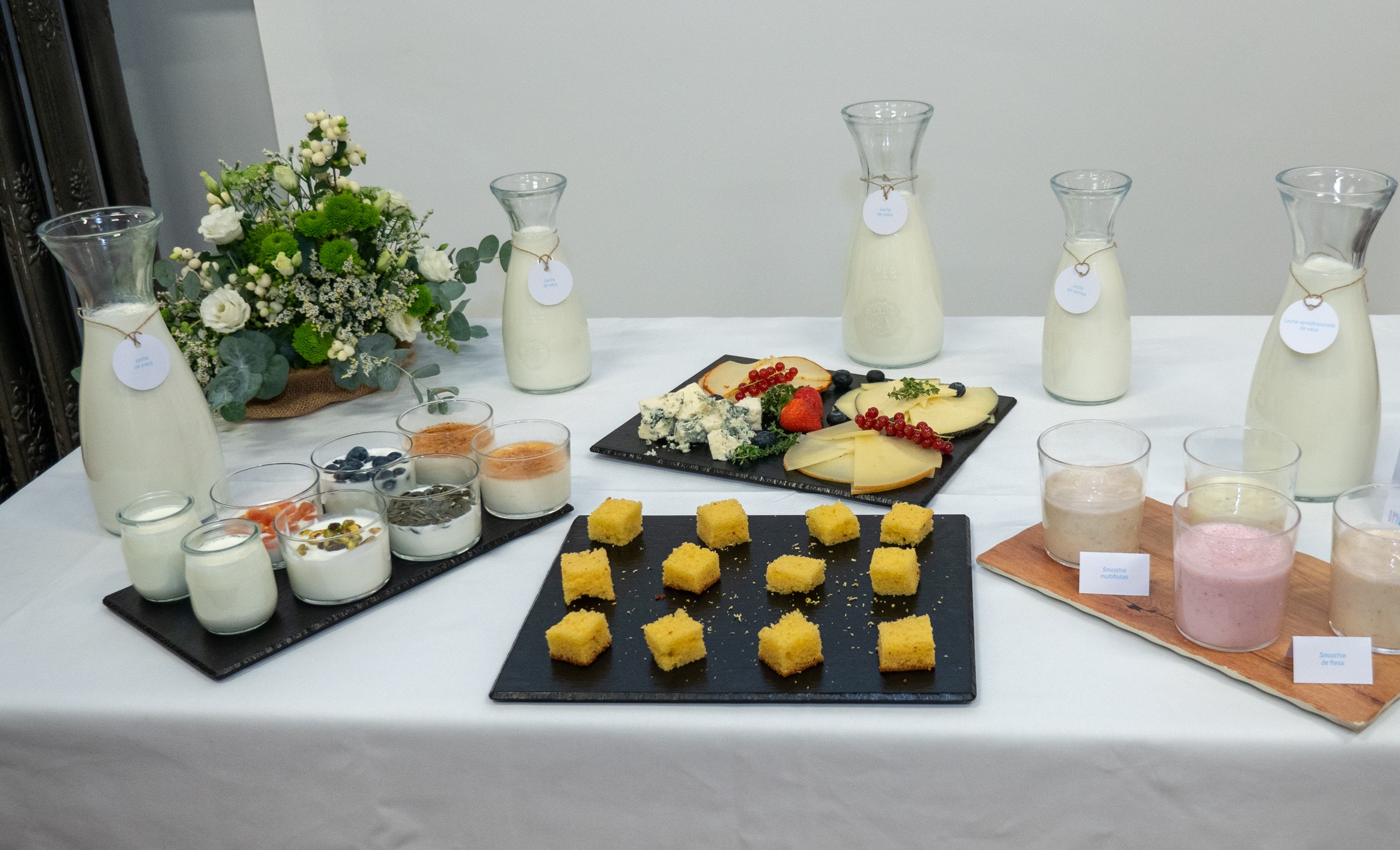 Foto de una mesa llena de productos lacteos