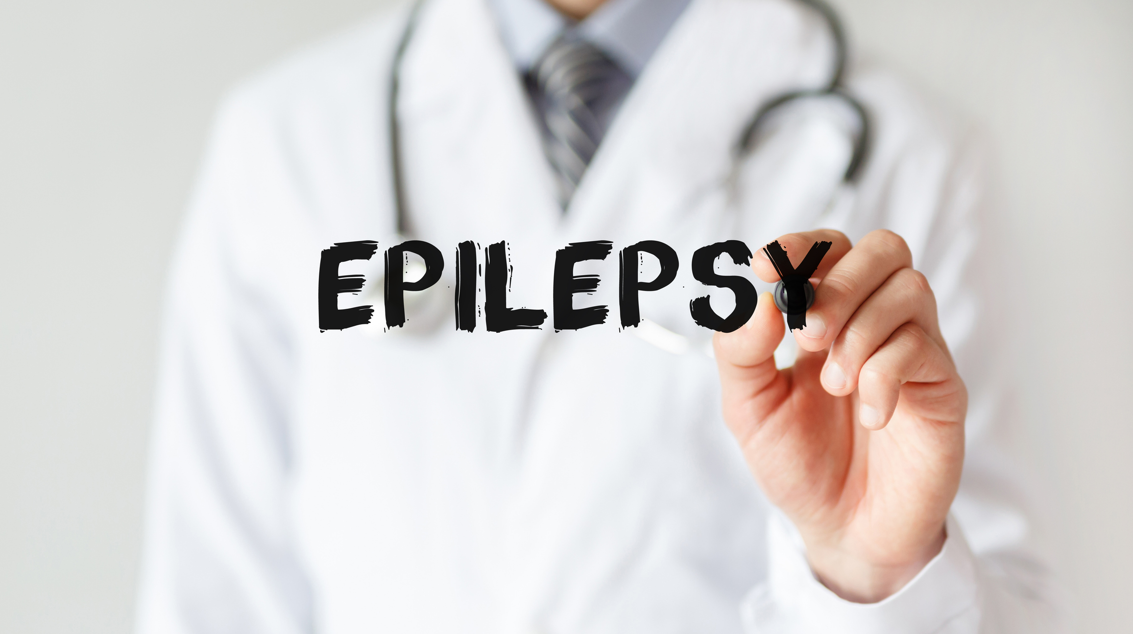 Foto de un medio escribiendo la palabra epilepsia en inglés