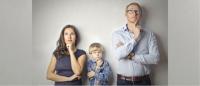 Foto de una familia con los padres y el hijo en actitud pensativa