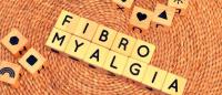 Foto con bloques de letras con la palabra fibromialgia en inglés