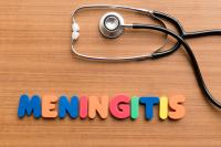 Foto con la palabra meningitis escrita en letras de colores y un estetoscopio