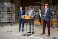 Foto de personalidades del la Junta de Extremadura presentando el plan de atencion a la dependencia