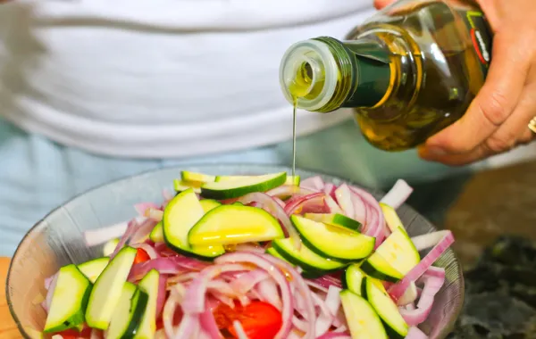 Aliñando una ensalada con aceite