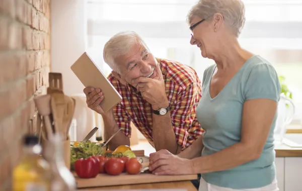 Foto de personas mayores en una cocina