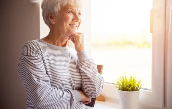 Persona mayor pensativa