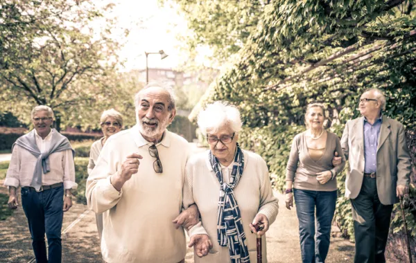 Foto de unas personas mayores paseando