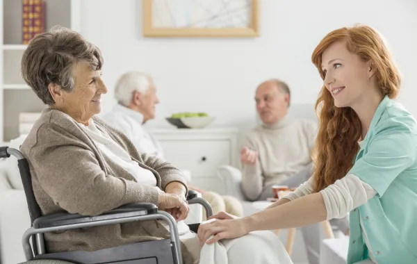 Foto de una enfermera con un paciente