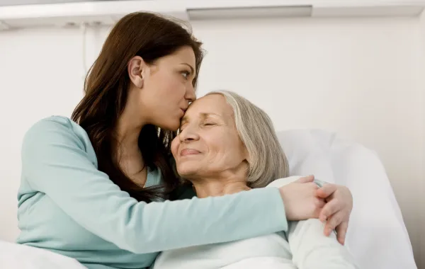 Foto de un familiar con una persona mayor