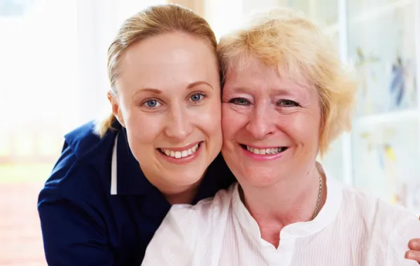 Foto de dos personas sonriendo