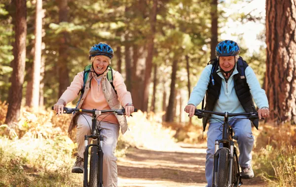 Foto de dos hombres montando en bicicleta