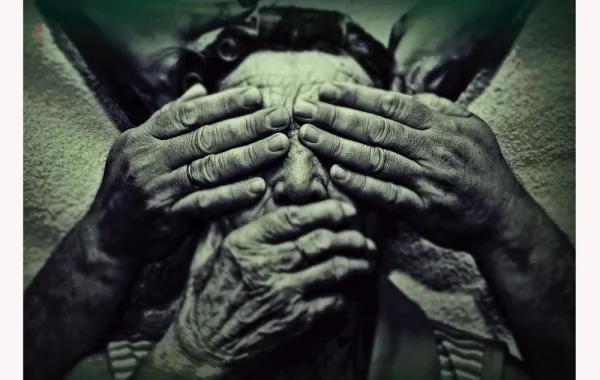 Foto del cartel del maltrato para personas mayores