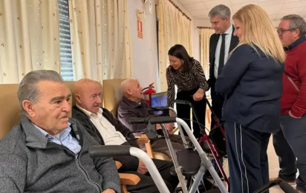 La consejera de Bienestar Social, Bárbara García Torijano, durante su visita a la Residencia de Mayores Santa María de Melque