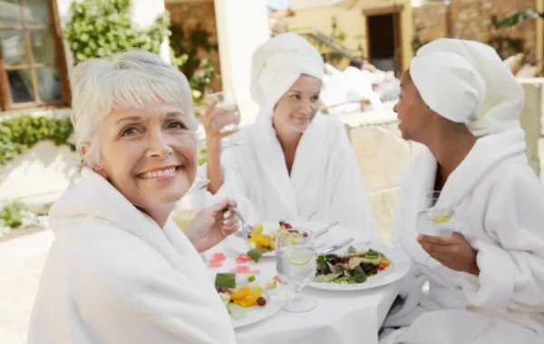 Foto de unas personas en un spa