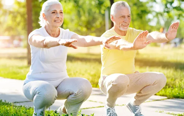 Foto dos personas haciendo gimnasia
