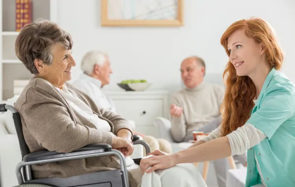 Foto de un paciente y su enfermera