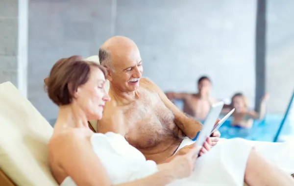 Foto de dos personas leyendo