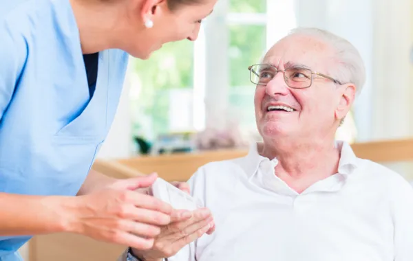 enfermera atendiendo señor mayor