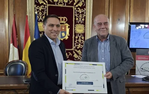 Entrega del diploma de reconocimiento de CEOMA a la Diputación Provincial de Cuenca como Amigable con las Personas Mayores