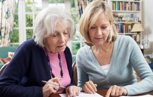 Foto de dos mujeres buscando información