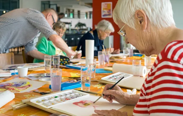 Foto de personas haciendo manualidades