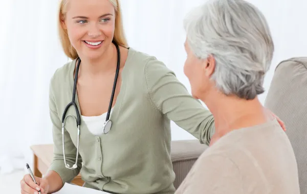 Foto de una doctora con su paciente