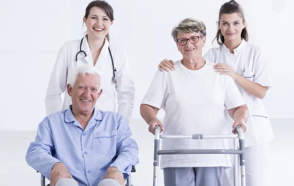 Foto de personas mayores y sus médicos
