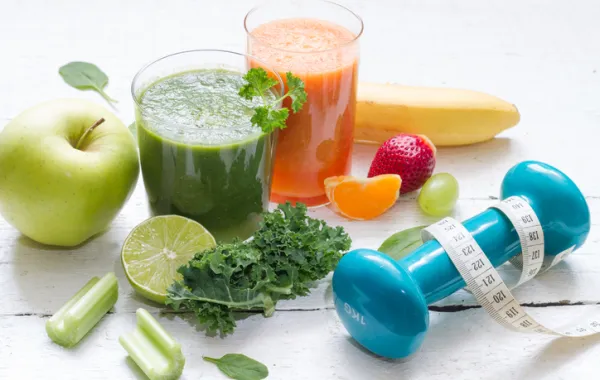 varias cosas que indican una vida saludable: metro, manzana, zumos