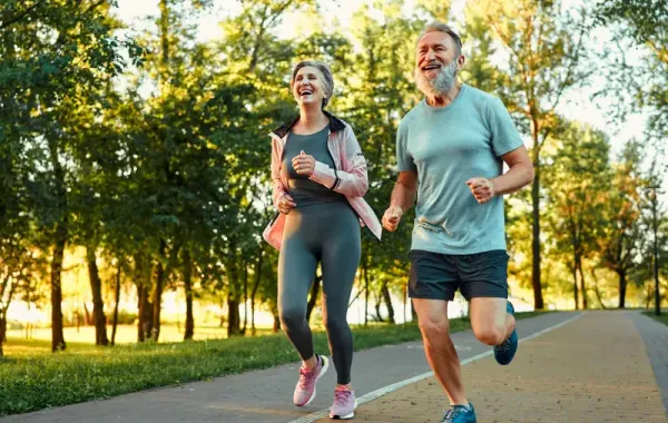 pareja de personas mayores corriendo 